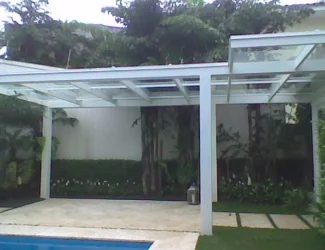 Obra real de cobertura de vidro próxima à piscina